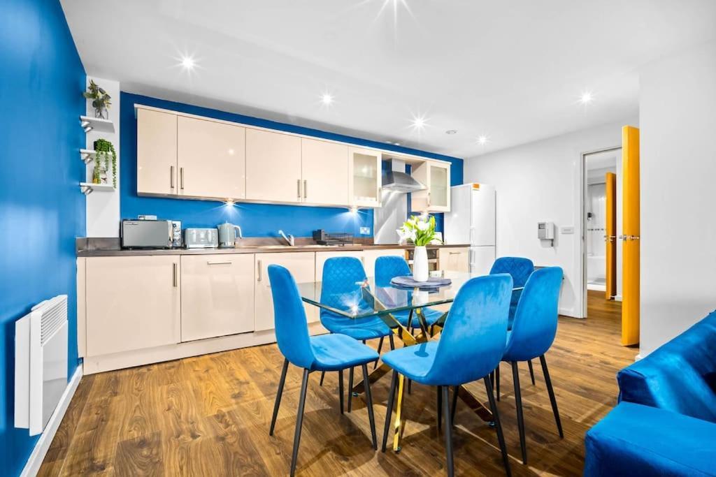 Top Floor City Centre Apartment - Sleeps 7 - 4 Beds - With Balcony And Parking - Smart Tv'S On Each Bedroom Wall - 5 Mins From Bullring, Selfridges, Moor Street Station - By Zena Stays 伯明翰 外观 照片